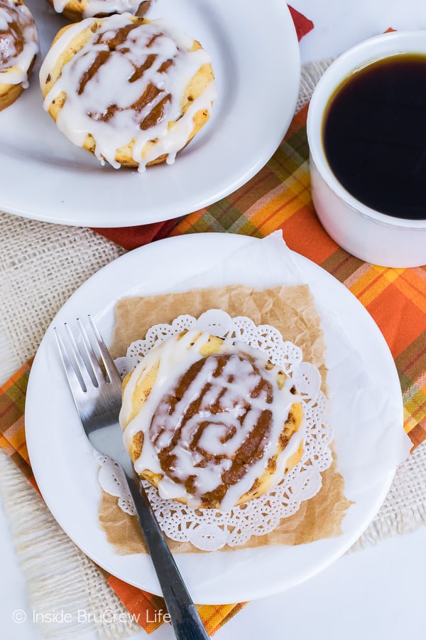 Pumpkin Pie Cinnamon Roll Cups - sweet little cinnamon rolls filled with a pumpkin pie center. Great recipe to make for fall breakfast!