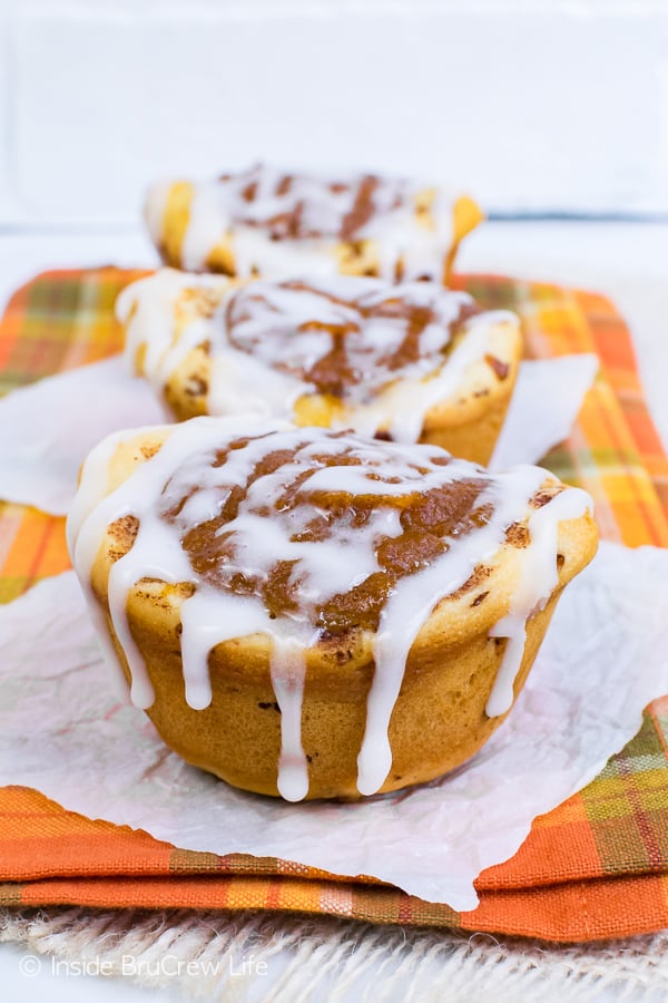 Pumpkin Pie Cinnamon Roll Cups - little cinnamon rolls filled with a pumpkin pie center make a great breakfast treat. Easy recipe for fall.