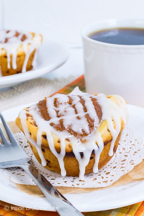 Pumpkin Pie Cinnamon Roll Cups - a sweet pumpkin pie center and a cinnamon roll crust makes this a fun way to eat pie for breakfast. Great recipe for fall.
