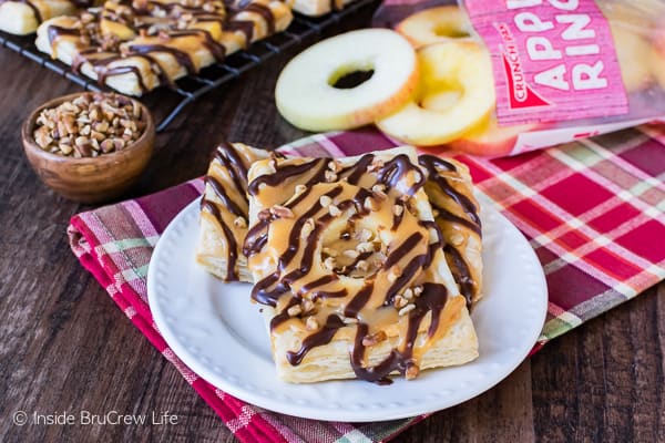 Caramel Apple Cheesecake Tarts - sweet cheesecake and apples make this a fun breakfast or dessert. Easy recipe for fall. 