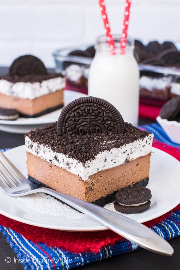 Chocolate Cookies and Cream Cheesecake Bars - layers of chocolate cheesecake and cookies and cream mousse makes this a must make cheesecake recipe