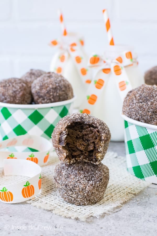 Chocolate Pumpkin Spice Donut Holes - little chocolate donut holes with a crunchy sugar coating makes a fun breakfast. Easy recipe for fall! 