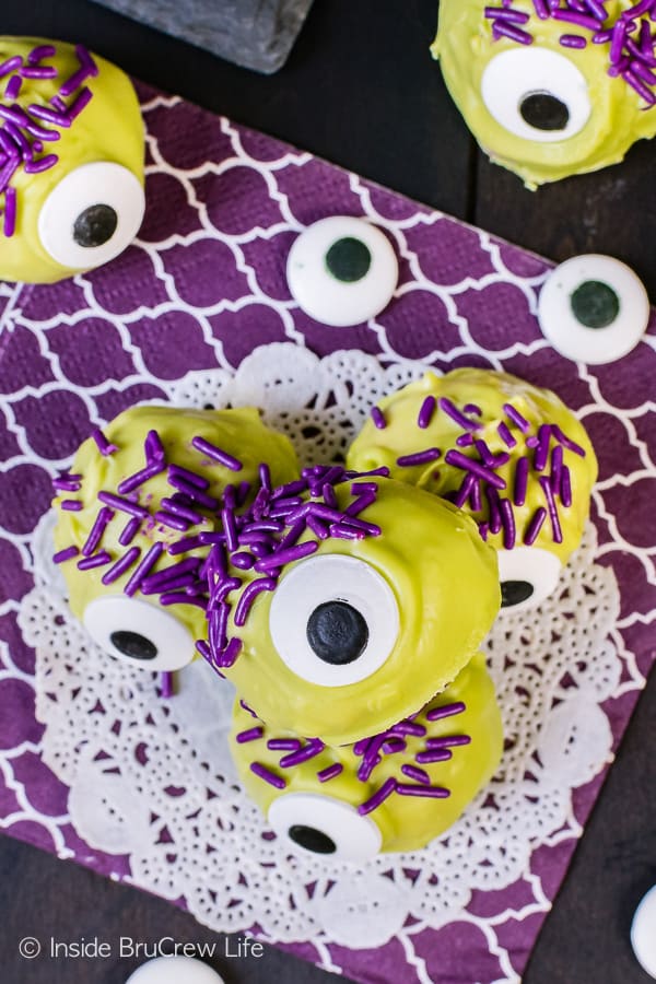 Easy Peanut Butter Halloween Eyeballs Recipe - Inside BruCrew Life