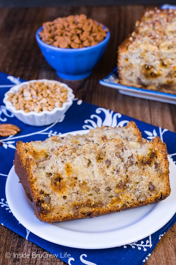 Cinnamon Toffee Pecan Banana Bread - this easy sweet bread is loaded with lots of banana and cinnamon pecan flavor. Great recipe to use up ripe bananas!