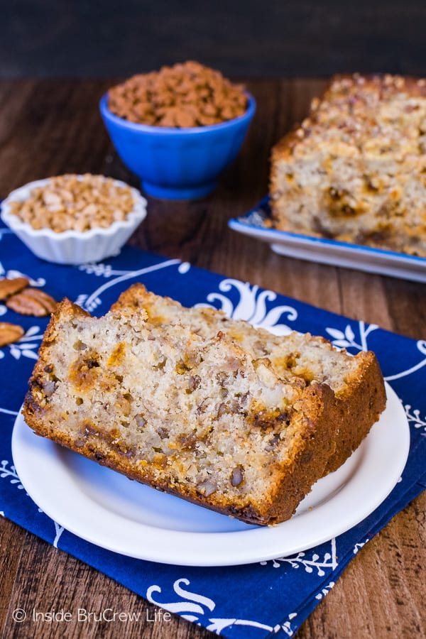 Cinnamon Toffee Pecan Banana Bread - this easy sweet bread is full of cinnamon chips and pecans! Great recipe to use up the ripe bananas!