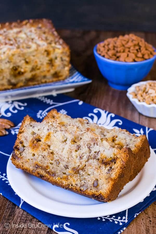 Cinnamon Toffee Pecan Banana Bread - this sweet bread is loaded with cinnamon and pecan bits. Easy recipe to use up those ripe bananas on the counter!