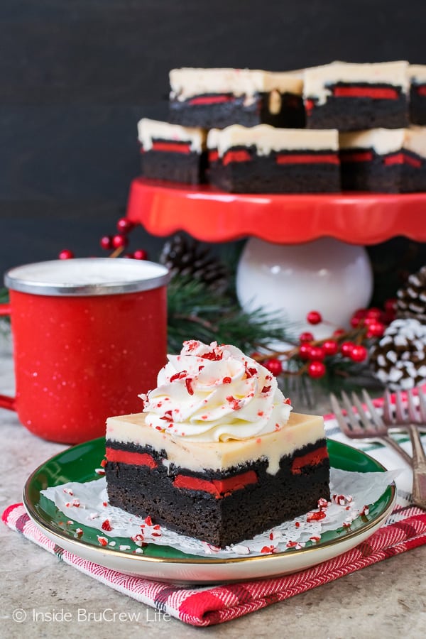 Peppermint Cheesecake Oreo Brownies - this easy brownie creation has layers of peppermint and cookie goodness in every bite. Great recipe for Christmas parties!