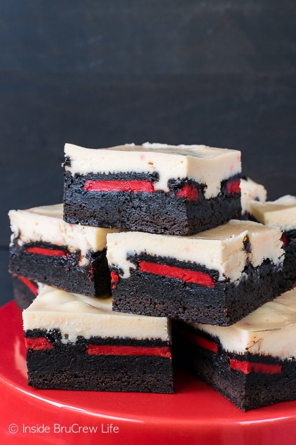 Peppermint Cheesecake Oreo Brownies - peppermint cheesecake, holiday cookies, and chewy brownies create an impressive holiday dessert. Easy recipe for Christmas parties!