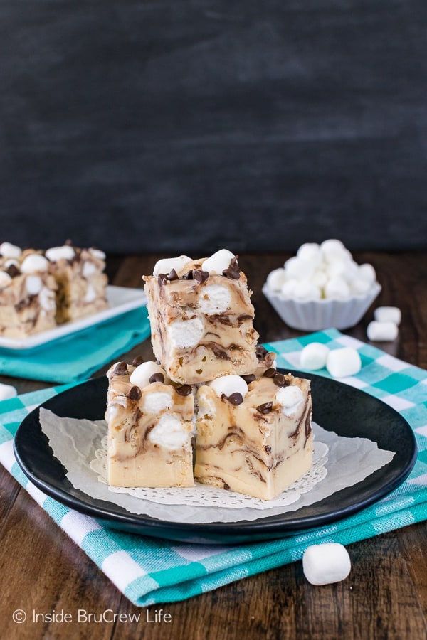 Peanut Butter Avalanche Fudge - chocolate chips, marshmallows, and cereal make this creamy peanut butter fudge irresistible! Great no bake recipe for the holidays!