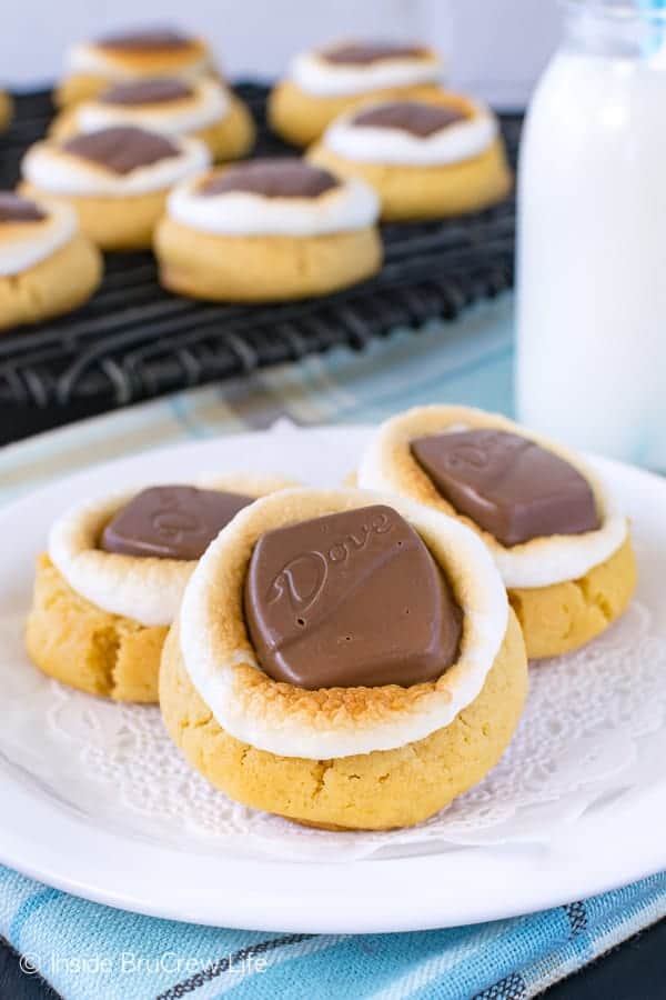 Peanut Butter Fluffernutter Cookies - soft peanut butter cookies topped with toasted marshmallows and candy bars is a fun treat for the cookie jar. Easy recipe for after school snacks. #cookies #peanutbutter #marshmallow #chocolate #afterschoolsnack #cookiejar