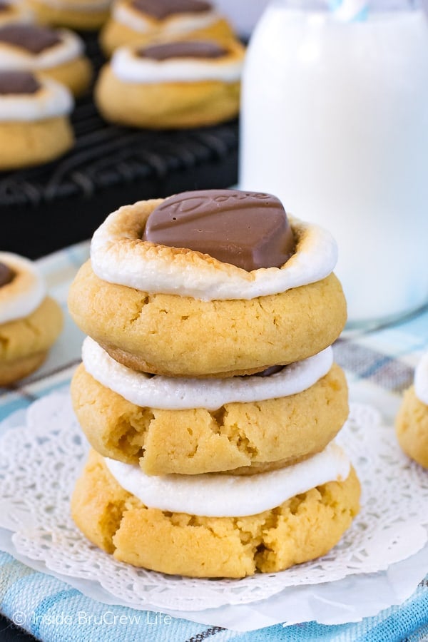 Peanut Butter Fluffernutter Cookies - peanut butter cookies topped with toasted marshmallows and peanut butter candy bars makes a fun dessert. Easy recipe to make.