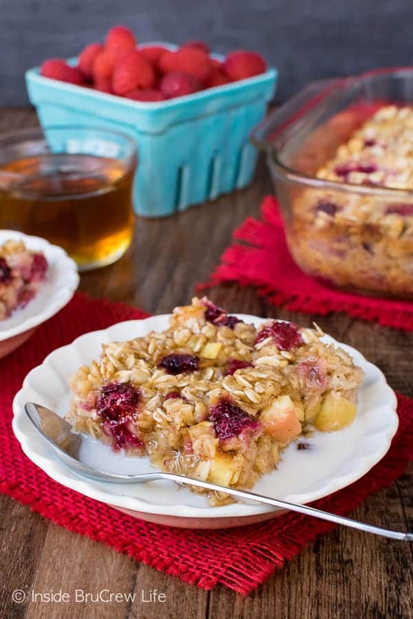 Raspberry Apple Baked Oatmeal - easy baked oatmeal loaded with apples and raspberries. Great recipe for breakfast! #oatmeal #apple #raspberry #bakedoatmeal #easy #recipe #breakfast 