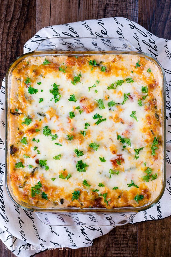 Chicken Alfredo Ravioli Lasagna - a pan of cheesy pasta layered with chicken Alfredo will have everyone going back for more. Easy dinner recipe to make on busy nights. #dinner #pasta #comfortfood #ravioli #chickenalfredo #easymeals #recipes #lasagna 