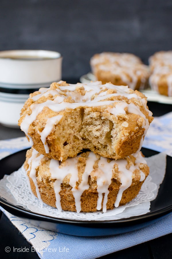 Cinnamon Crumble Donuts - adding lots of spices, streusel, and a drizzle of glaze makes these easy donuts such a great breakfast choice. Easy recipe to make for brunch or afternoon coffee time. #donuts #cinnamon #homemade #coffeetime #brunch #breakfast #cakedonuts #baked