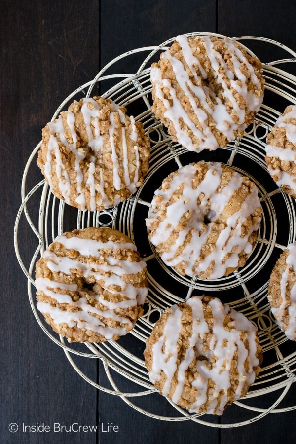 Cinnamon Crumble Donuts - homemade baked donuts loaded with lots of spice and streusel. A fun drizzle of glaze makes them so irresistible. Great recipe for breakfast or afternoon snacks. #donuts #cinnamon #homemade #coffeetime #brunch #breakfast #cakedonuts #baked