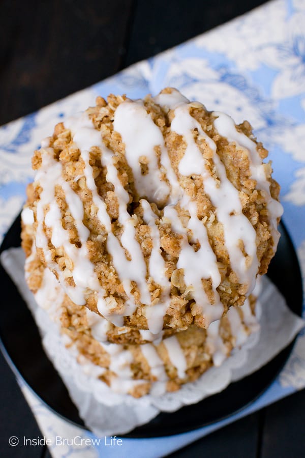 Cinnamon Crumble Donuts - these easy homemade donuts are loaded with spices and baked with streusel on top. Great recipe to add to your breakfast or afternoon coffee plans. #donuts #cinnamon #homemade #coffeetime #brunch #breakfast #cakedonuts #baked