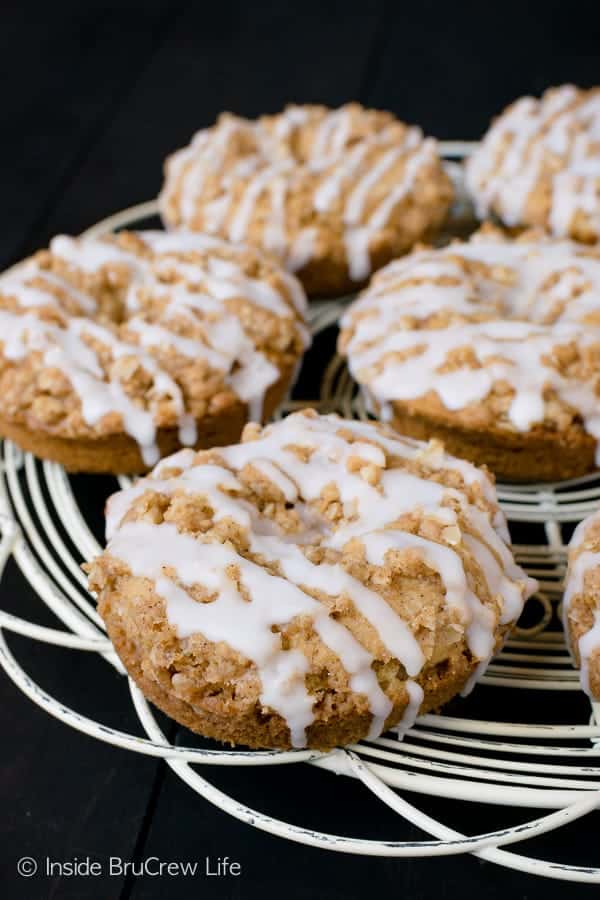 Cinnamon Crumble Donuts - a warm cinnamon spice baked donut topped with crunchy cinnamon crumble and glaze is a delicious way to start any day. Great homemade donut recipe for breakfast, brunch, or afternoon coffee. #donuts #cinnamon #homemade #coffeetime #brunch #breakfast #cakedonuts #baked