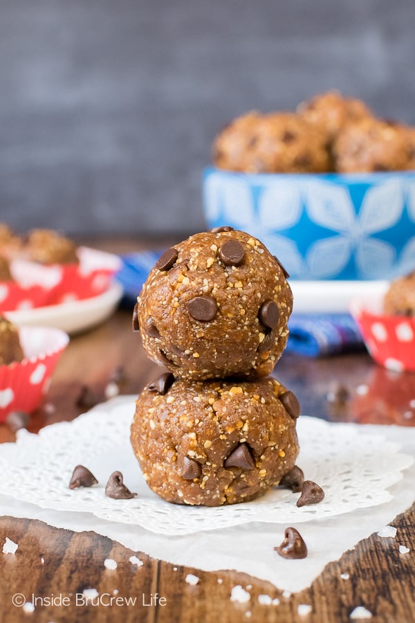 Healthy Peanut Butter Chocolate Chip Bites - these healthy energy bites are made with just 4 ingredients and can be in your fridge in under 10 minutes. Great recipe to keep on hand when you need a sweet yet healthy snack. #nobake #healthysnack #peanutbutter #chocolate #energybites #sweettreat #homemade #healthy 