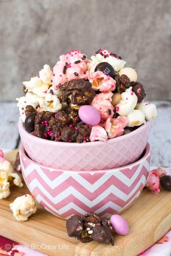 Neapolitan Popcorn - this easy no bake snack mix is loaded with chocolate, strawberry, and vanilla flavor and candies. Perfect no bake recipe to munch on during movie night! #popcorn #chocolate #strawberry #nobake #snackmix #neapolitan 