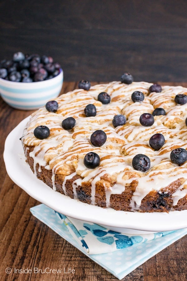 Blueberry Orange Crumble Cake - the sweet streusel and glaze make this pretty coffee cake amazing. Fresh berries and orange zest give it a great flavor too. Make this easy recipe for breakfast or brunch. #coffeecake #blueberry #orange #breakfast #brunch #mothersday #homemade #recipe #easy