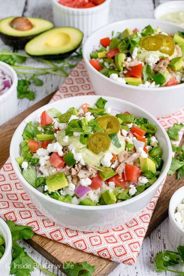 Healthy Pulled Pork Burrito Bowls - these easy dinner bowls are loaded with lean and green veggies and pulled pork. Make this dinner recipe for busy nights. #healthy #leanandgreen #pulledpork #burritobowls #dinner #recipe #easy