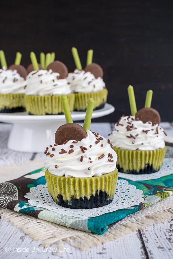 Matcha Green Tea Cheesecakes - these creamy little cheesecakes taste just like the coffee shop drinks. Make this easy recipe for summer parties and picnics. #cheesecake #matcha #greentea #minidesserts #summer #picnic #recipe