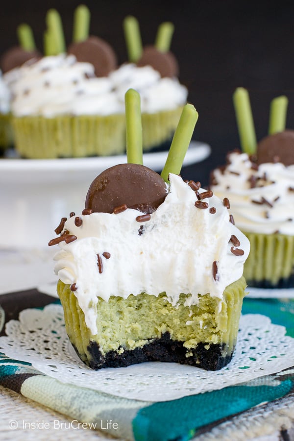 Matcha Green Tea Cheesecakes - the sweet green tea flavor and chocolate cookie crust in these mini cheesecakes is absolutely delicious. Make this easy recipe for summer picnics! #cheesecake #matcha #greentea #minidesserts #summer #picnic #recipe