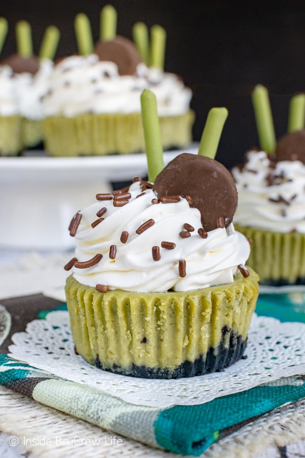 Matcha Green Tea Cheesecakes - creamy green tea cheesecakes with a chocolate cookie crust is the way to enjoy dessert this summer. Make this easy recipe for parties and picnics. #cheesecake #matcha #greentea #minidesserts #summer #picnic #recipe
