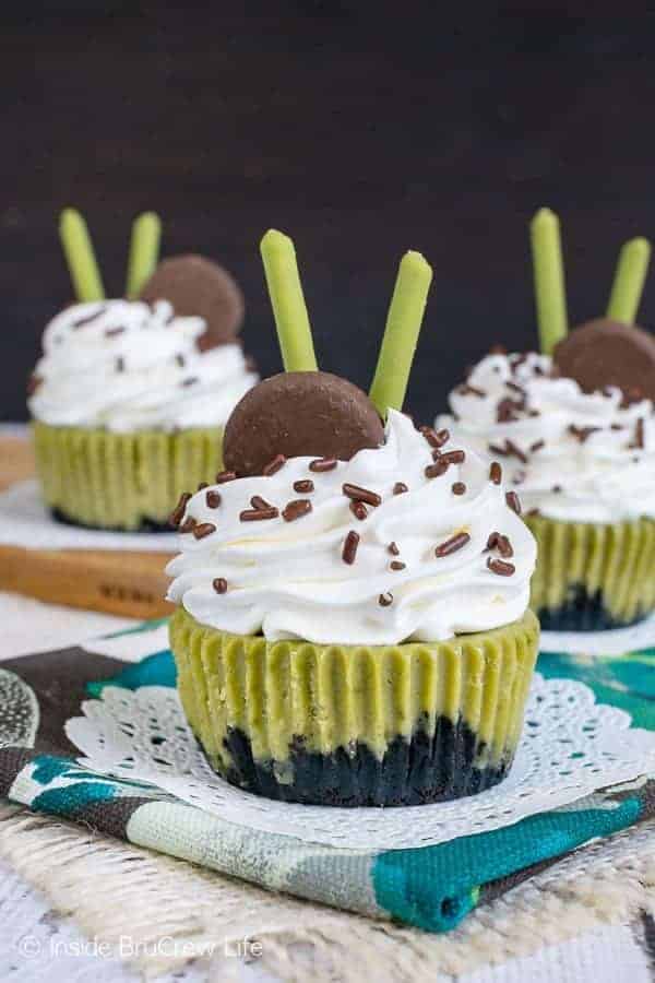 Matcha Green Tea Cheesecakes - these sweet and creamy cheesecakes have a delicious green tea flavor. A chocolate cookie crust adds a fun flair to the treats. Make this awesome recipe for summer parties and picnics. #cheesecake #matcha #greentea #minidesserts #summer #picnic #recipe