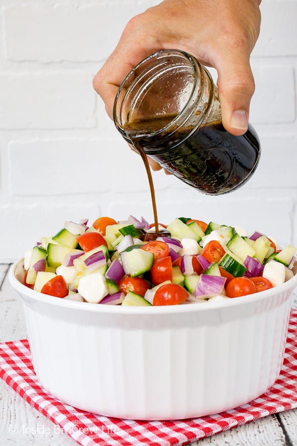 Balsamic Caprese Veggie Salad - drizzle this healthy veggie salad with a homemade balsamic vinaigrette. It's a great side dish that is healthy. Enjoy it with chicken or burgers. #salad #healthy #tomatoes #cucumber #picnic #sidedish #veggies #leanandgreen