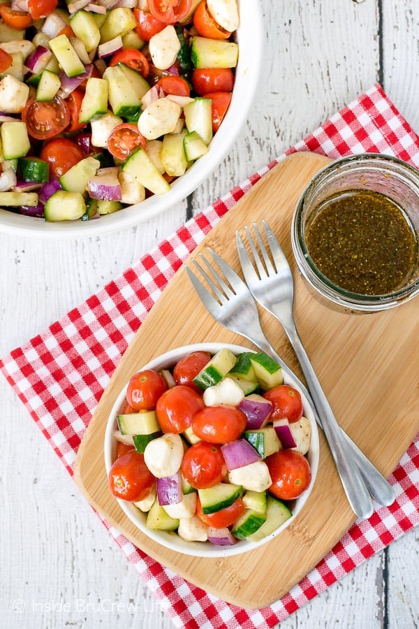 Balsamic Caprese Veggie Salad - a homemade balsamic vinaigrette adds so much flavor to this easy veggie salad. Make this healthy recipe for summer parties and picnics. #salad #healthy #tomatoes #cucumber #picnic #sidedish #veggies #leanandgreen