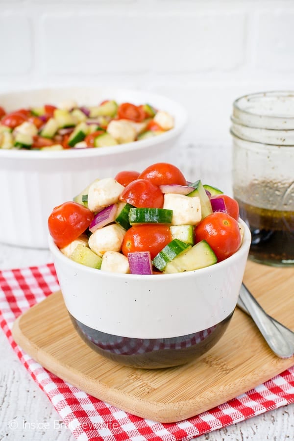 Balsamic Caprese Veggie Salad - this easy veggie salad is the perfect side dish for chicken or burgers. Make this healthy recipe for all your summer picnics. #salad #healthy #tomatoes #cucumber #picnic #sidedish #veggies #leanandgreen