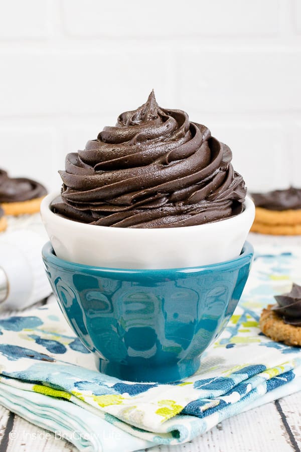 Dark Chocolate Buttercream Frosting - swirl this easy homemade chocolate frosting on all your baked goods. Try this easy recipe and watch it become your favorite chocolate icing! #chocolate #darkchocolate #frosting #buttercream #homemade