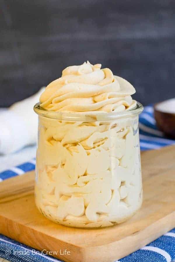 Salted Caramel Frosting - these sweet and salty frosting is perfect for cookies, cakes, or brownies!