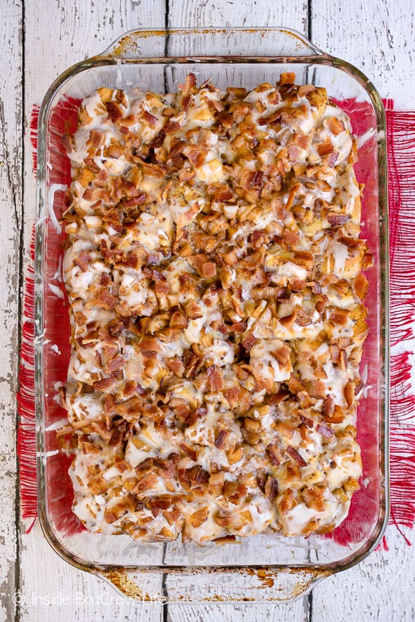 Maple Bacon Apple Cinnamon Roll Bake - maple icing and crunchy bacon gives this easy apple breakfast bake a fun sweet and salty flair. Make this easy recipe for brunch or breakfast parties. #apple #bacon #cinnamonrolls #maple #easyrecipe #breakfast #brunch #breakfastcasserole #crunchpak 