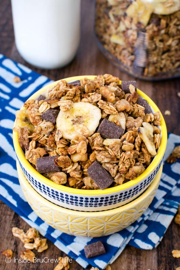 Peanut Butter Banana Chocolate Chunk Granola - banana, peanut butter, and chocolate give this homemade granola an awesome flavor. Try this easy recipe for breakfast or an afternoon snack. #homemade #granola #banana #chocolate #peanutbutter #breakfast #snackmix #snacking