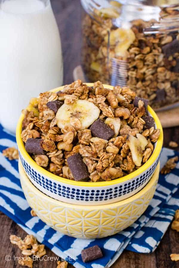 Peanut Butter Banana Chocolate Chunk Granola - this homemade granola is loaded with peanut butter and banana taste. Adding chocolate chunks is a great idea. Make this recipe for breakfast or afternoon snacks. #homemade #granola #banana #chocolate #peanutbutter #breakfast #snackmix #snacking