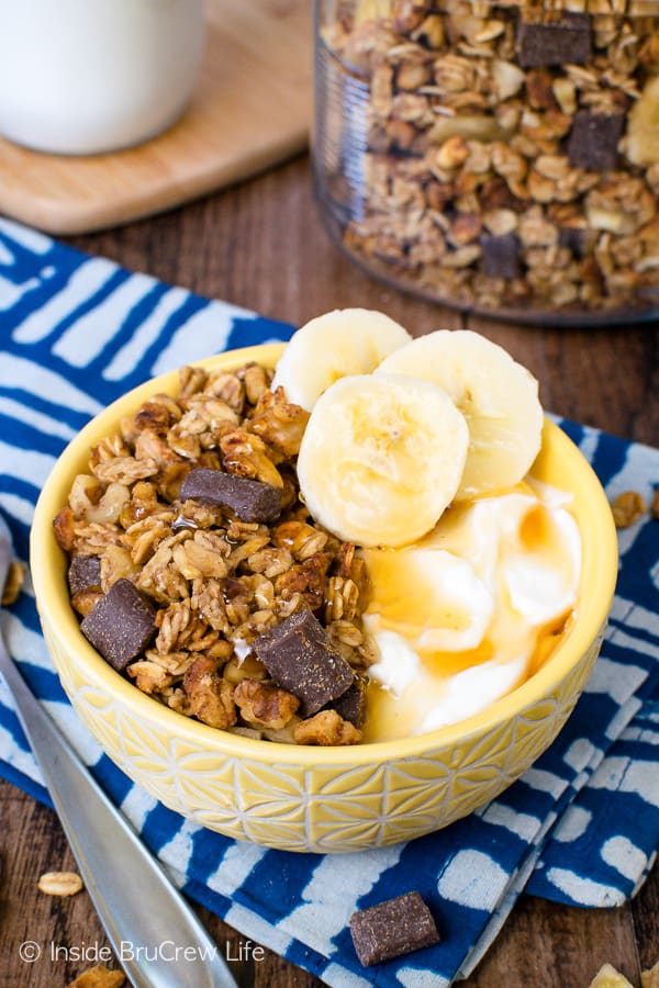 Peanut Butter Banana Chocolate Chunk Granola - this easy homemade granola is perfect for eating with milk or on top of yogurt. Make this recipe today for breakfast or an afternoon snack! #homemade #granola #banana #chocolate #peanutbutter #breakfast #snackmix #snacking