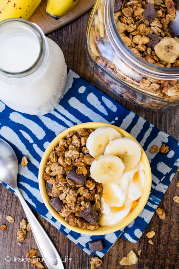 Peanut Butter Banana Chocolate Chunk Granola - use ripe bananas and peanut butter to give this easy homemade granola a fun flavor. Chocolate chunks and banana chips add a great crunch. Try this recipe for breakfast or as an afternoon snack. #homemade #granola #banana #chocolate #peanutbutter #breakfast #snackmix #snacking