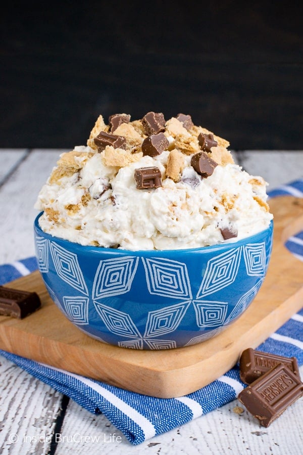S'mores Cheesecake Fluff Salad - add this creamy dessert salad to your picnic plans. The creamy dessert is loaded with chocolate, marshmallows, and graham crackers. Easy 10 minute recipe! #dessert #fluffsalad #smores #dessertsalad #picnic #chocolate #cheesecake #nobake