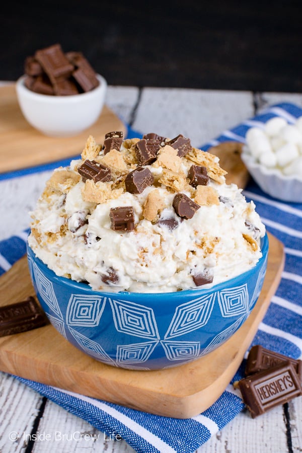 S'mores Cheesecake Fluff Salad - the chocolate, marshmallows, and graham crackers will make this creamy dessert salad disappear in a hurry. Make this recipe for summer parties and picnics. #dessert #fluffsalad #smores #dessertsalad #picnic #chocolate #cheesecake #nobake