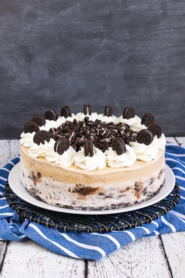 Coffee Cookies and Cream Ice Cream Cake - cookies and cream and coffee ice cream layered with a fudgy cookie center makes an impressive dessert. Make this easy recipe for summer parties! #icecream #coffee #cookiesandcream #Oreo #fudge #homemade #icecreamcake #cake #recipe #easy #summerdessert