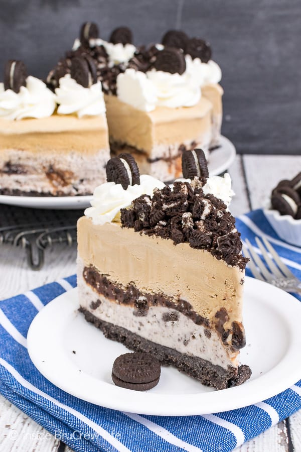 Coffee Cookies and Cream Ice Cream Cake - two layers of ice cream with a hot fudge and cookie center makes the perfect dessert. Try this easy recipe for summer parties! #icecream #coffee #cookiesandcream #Oreo #fudge #homemade #icecreamcake #cake #recipe #easy #summerdessert