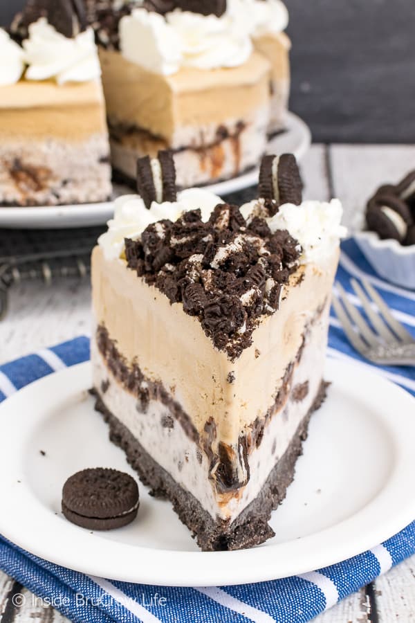 Coffee Cookies and Cream Ice Cream Cake - cookies, fudge, and two kinds of ice cream makes an impressive layer cake. Perfect easy recipe for summer parties! #icecream #coffee #cookiesandcream #Oreo #fudge #homemade #icecreamcake #cake #recipe #easy #summerdessert