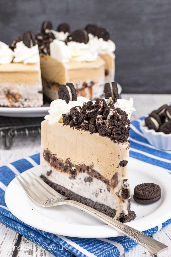 Coffee Cookies and Cream Ice Cream Cake - this easy ice cream cake has two kinds of ice cream with a hot fudge cookie center. Try this recipe for summer parties! #icecream #coffee #cookiesandcream #Oreo #fudge #homemade #icecreamcake #cake #recipe #easy #summerdessert