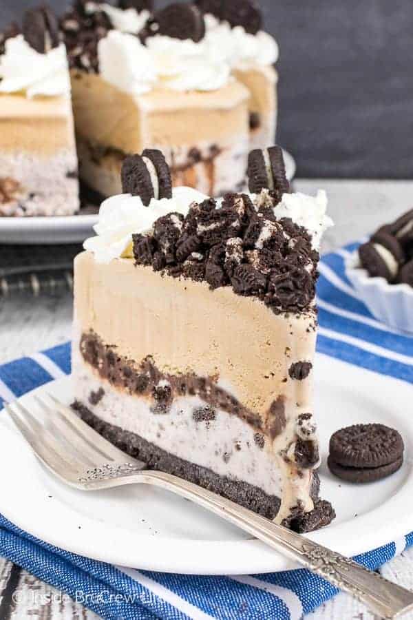 Coffee Cookies and Cream Ice Cream Cake - layers of ice cream and a fudgy cookie center make a great dessert cake. Make this easy recipe for summer parties. #icecream #coffee #cookiesandcream #Oreo #fudge #homemade #icecreamcake #cake #recipe #easy #summerdessert
