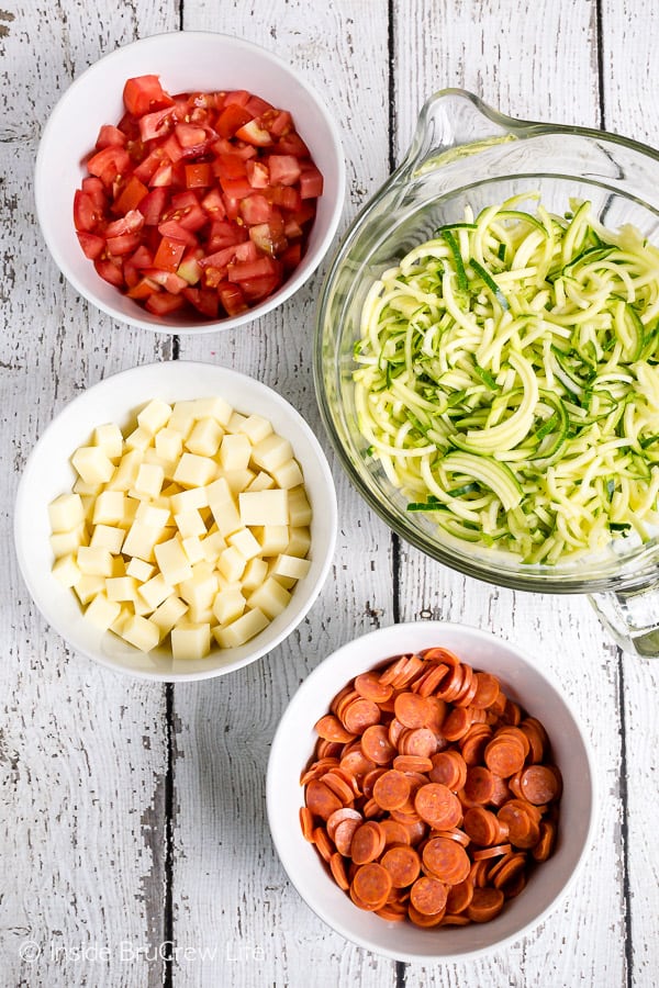 Healthy Pizza Zucchini Salad - zucchini noodles and pizza toppings make an easy and healthy summer side dish #zucchini #zoodles #salad #pizza #pepperoni #healthy #leanandgreen #sidedish #picnic