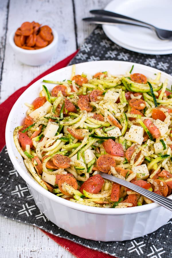 Healthy Pizza Zucchini Salad - a bowl of zucchini noodles and pizza toppings makes a great healthy side dish for summer picnics. Try this easy recipe for a healthy side dish option. #zucchini #zoodles #salad #pizza #pepperoni #healthy #leanandgreen #sidedish #picnic