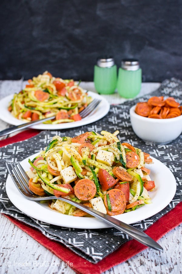 Healthy Pizza Zucchini Salad - pizza toppings and zucchini noodles make a healthy side dish that everyone will enjoy. Try this easy recipe for summer picnics and barbecues. #zucchini #zoodles #salad #pizza #pepperoni #healthy #leanandgreen #sidedish #picnic