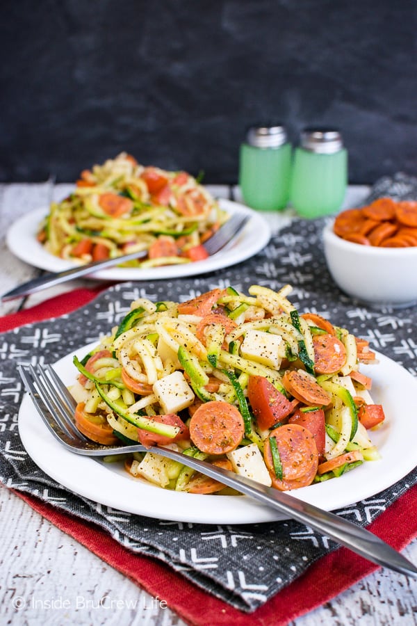 Healthy Pizza Zucchini Salad - enjoy your favorite pepperoni pizza flavor in an easy zucchini noodle salad. Make this recipe for summer picnics! #zucchini #zoodles #salad #pizza #pepperoni #healthy #leanandgreen #sidedish #picnic